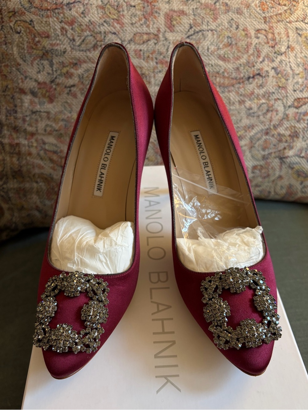 LIKE NIB MANOLO BLAHNIK HANGISI SATIN & CRYSTAL PUMPS HEELS, 7 US / 37.5 EU